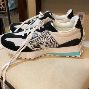 Women’s 8.5 New Balance 327